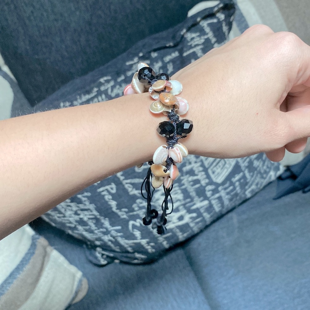 Adjustable seashell bracelet